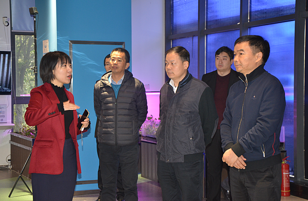 向考察組匯報展廳相關(guān)情況.png