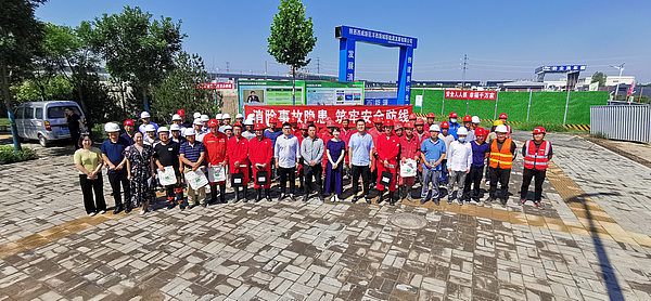 開展“安全生產(chǎn)月”宣傳咨詢活動.jpg